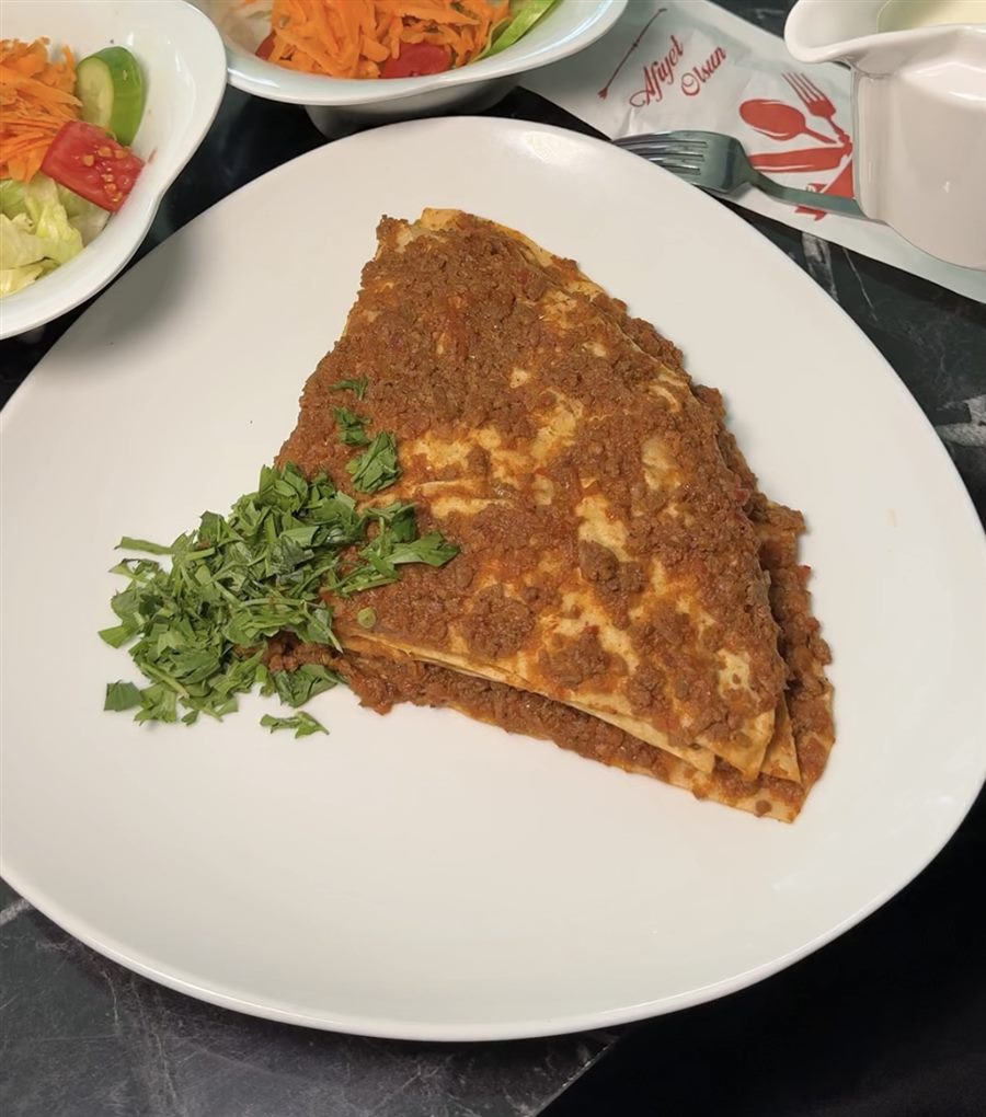 Kıymalı harçla hazırlanan geleneksel Kayseri yağlaması